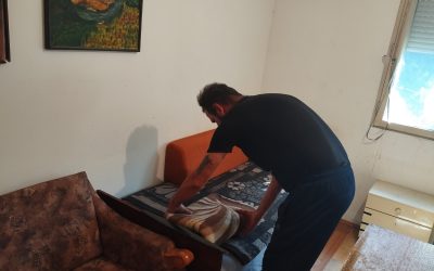 Сместување на двајца бездомници